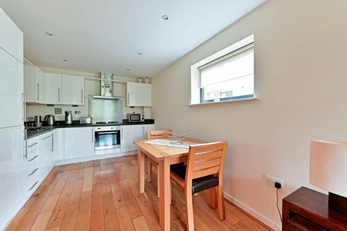 2 Bedroom Flat To Rent In Scott Avenue, Putney, London, SW15