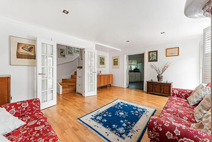 3 Bedroom House For Sale In Leopold Mews, London, E9