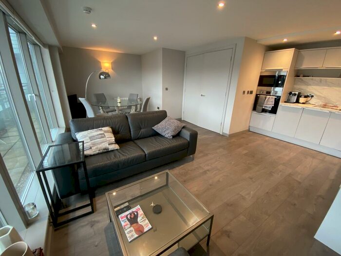 2 Bedroom Flat To Rent In Riverside Way, Leeds, West Yorkshire, Uk, LS1