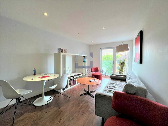 3 Bedroom Flat To Rent In Gauden Road, Clapham North, SW4