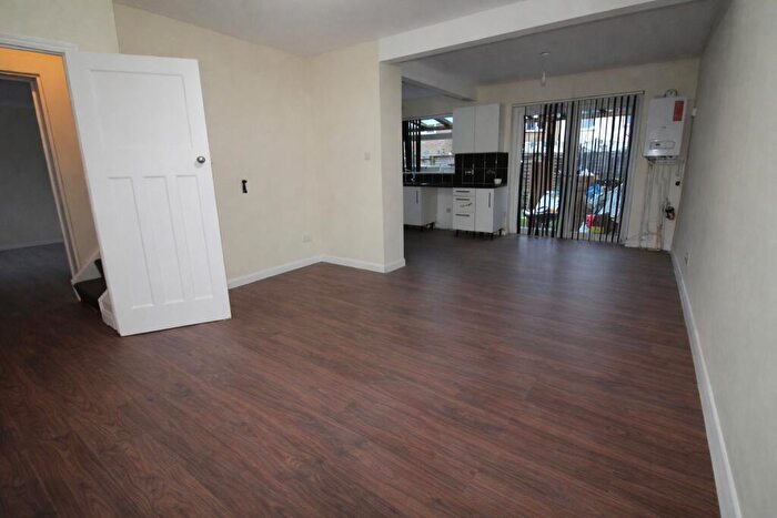 4 Bedroom Semi Detached House To Rent In Stow Gardens, Edmonton, N9