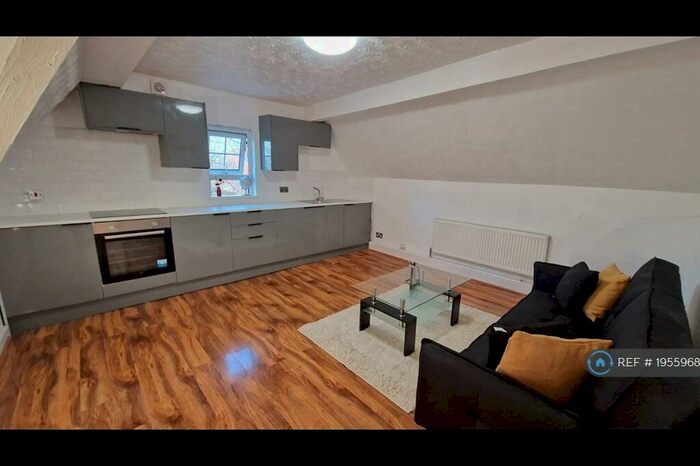 2 Bedroom Penthouse To Rent In Lawn View, Manchester, M8