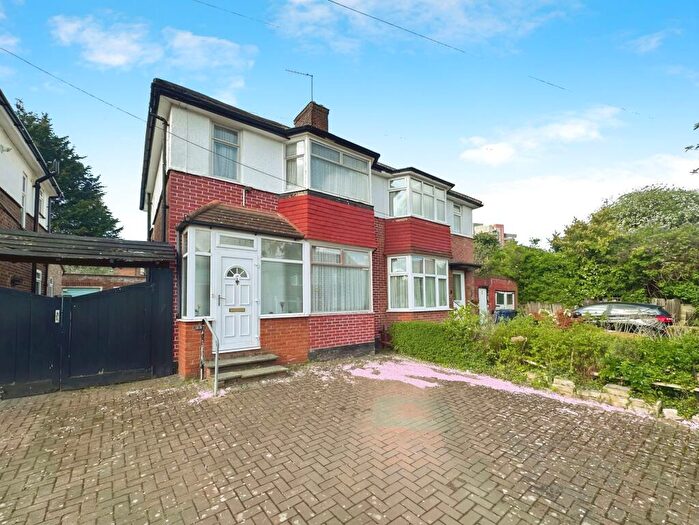 3 Bedroom Semi-Detached House For Sale In Manor Way, London, NW9