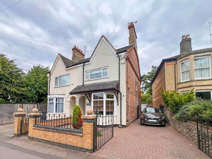 3 Bedroom Semi-Detached House For Sale In Eastfield Road, Peterborough, PE1
