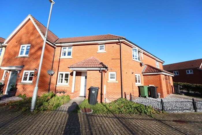 2 Bedroom Maisonette To Rent In Abbey Path, Laindon, SS15