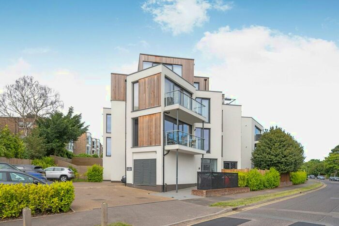 2 Bedroom Apartment To Rent In Albemarle Road, Beckenham, BR3