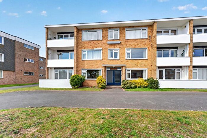 2 Bedroom Flat For Sale In Waterford Road, Highcliffe, BH23