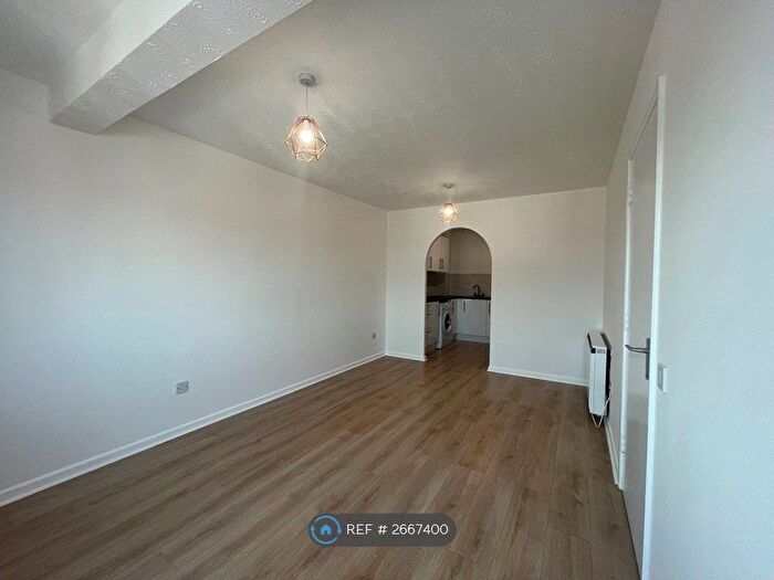 2 Bedroom Flat To Rent In Romsey Court, Southampton, SO15