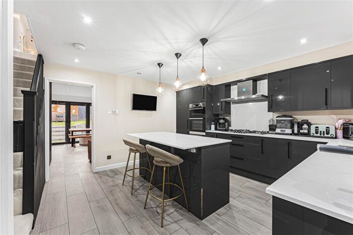 3 Bedroom Terraced House For Sale In Thatchers Close, Loughton, IG10