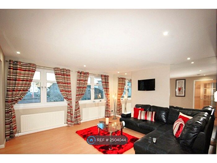 3 Bedroom Flat To Rent In Grandholm Crescent, Aberdeen, AB22