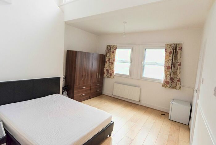 Studio To Rent In Holloway Road, London, N7