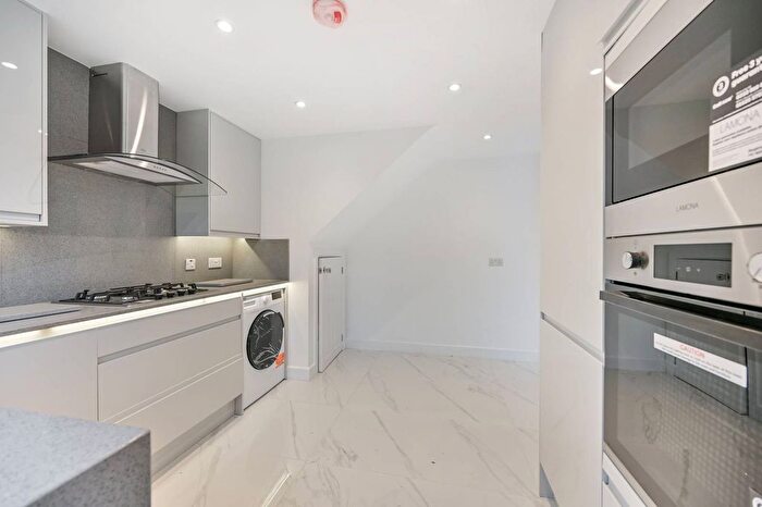 3 Bedroom Detached House For Sale In Cookham Road, Maidenhead, SL6