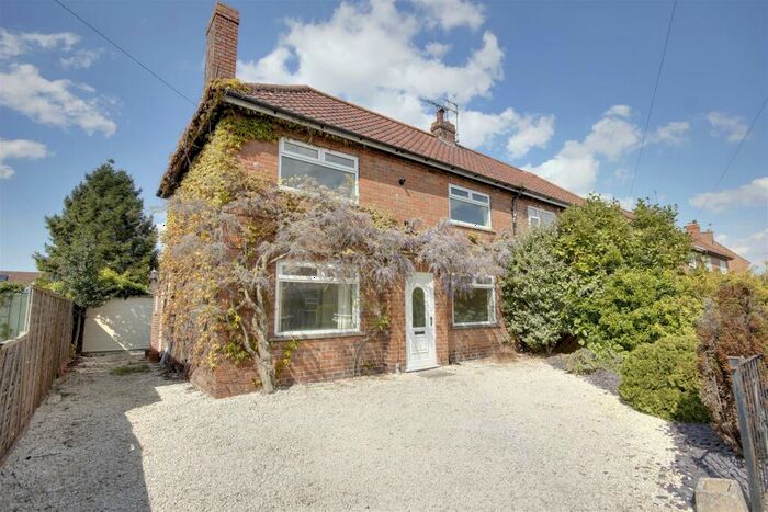 3 Bedroom Semi-Detached House For Sale In West Close, Newport, HU15