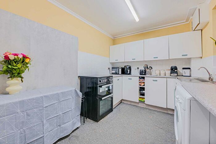 2 Bedroom Flat For Sale In Kent View Road, Basildon, SS16