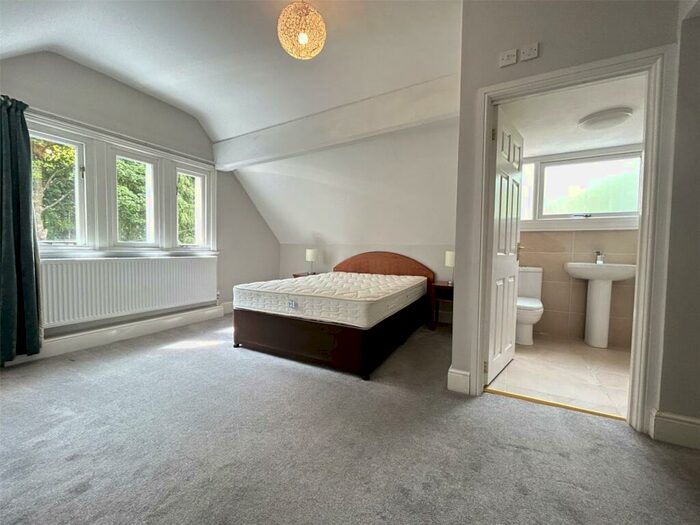 2 Bedroom Flat To Rent In Weetwood Lane, Weetwood, Leeds, LS16