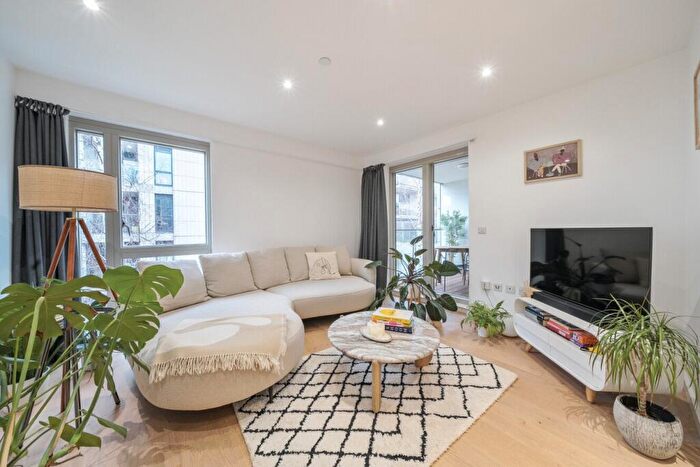 2 Bedroom Flat For Sale In Balham Hill, Balham, London, SW12