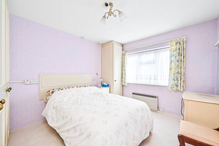 2 Bedroom Flat For Sale In Church Lane, Hendon, London, NW4