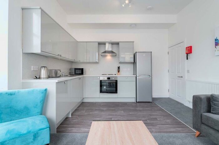 3 Bedroom Flat To Rent In South Bridge, Old Town, Edinburgh, EH1