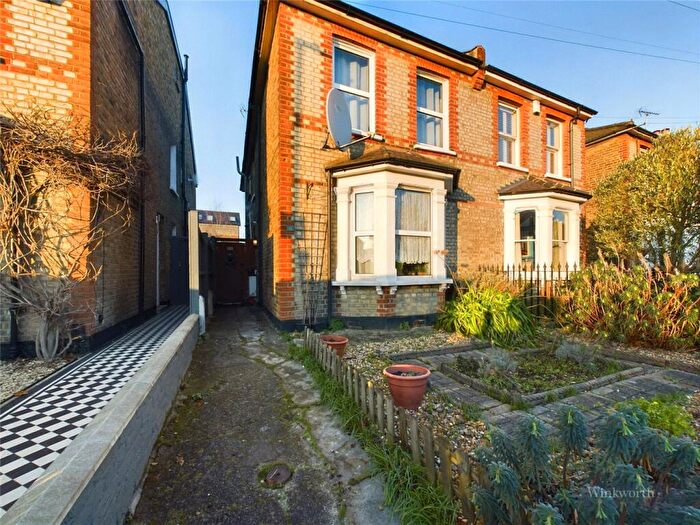 3 Bedroom Semi-Detached House For Sale In Wyndham Road, Kingston Upon Thames, KT2