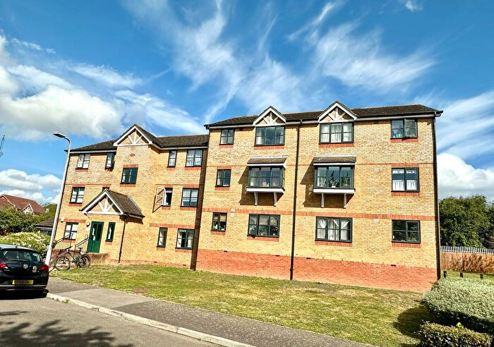 2 Bedroom Flat For Sale In Lovegrove Drive, Slough, SL2