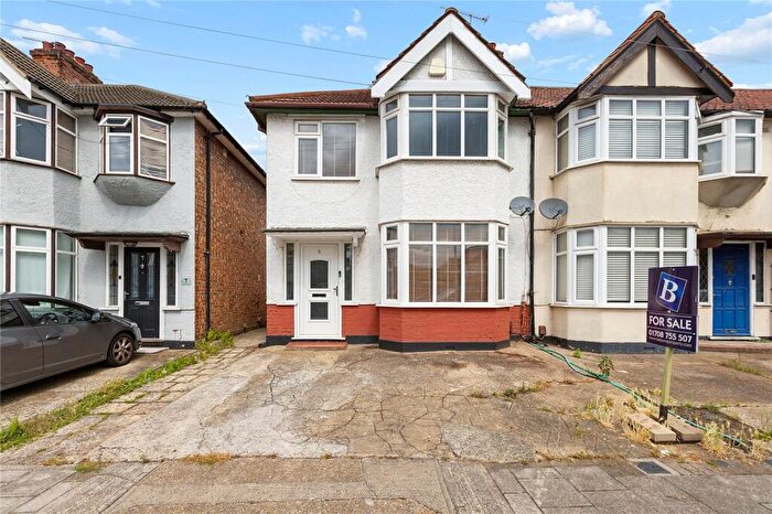3 Bedroom End Of Terrace House For Sale In Gloucester Road, Romford, RM1