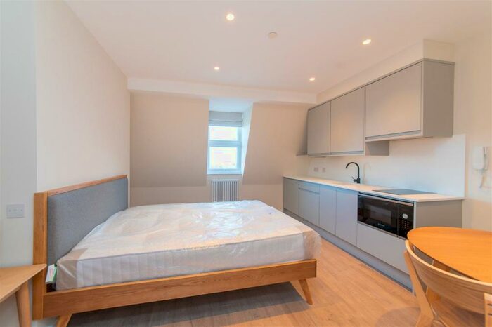 Studio To Rent In High Road, London, N12