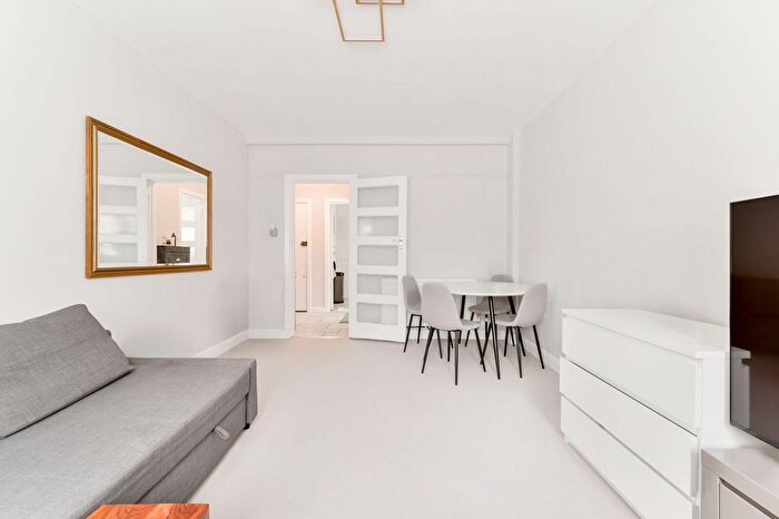 1 Bedroom Flat For Sale In Gunnersbury Court, Acton, London, W3