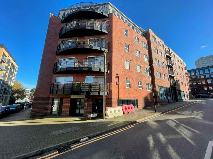 3 Bedroom Flat To Rent In Qube, Edward Street, Birmingham, West Midlands, B1