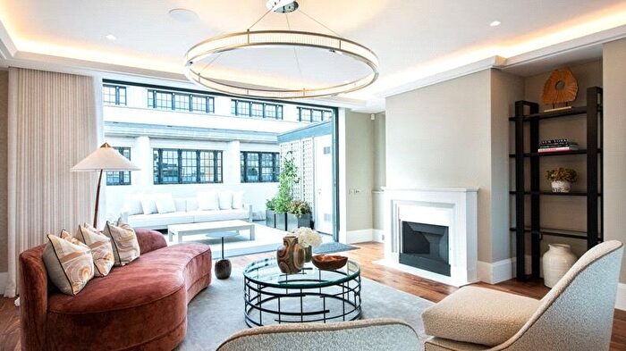 3 Bedroom Flat To Rent In - Young Street, London, W8