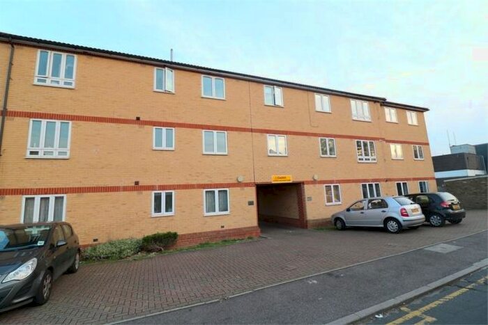 2 Bedroom Flat To Rent In Hobbs Close, Cheshunt, EN8