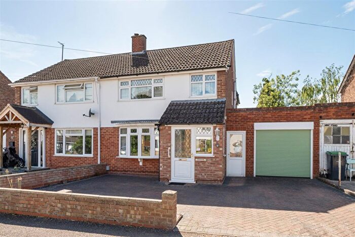 3 Bedroom Semi-detached House For Sale In Fulmar Road, Bedford, MK41