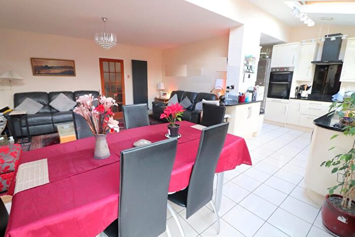 5 Bedroom Detached House For Sale In Marston Gardens, Luton, Bedfordshire, LU2