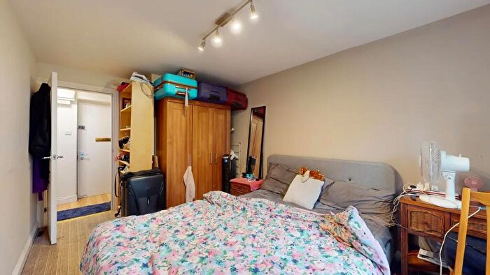 3 Bedroom Flat To Rent In Oswin Street, London, SE11