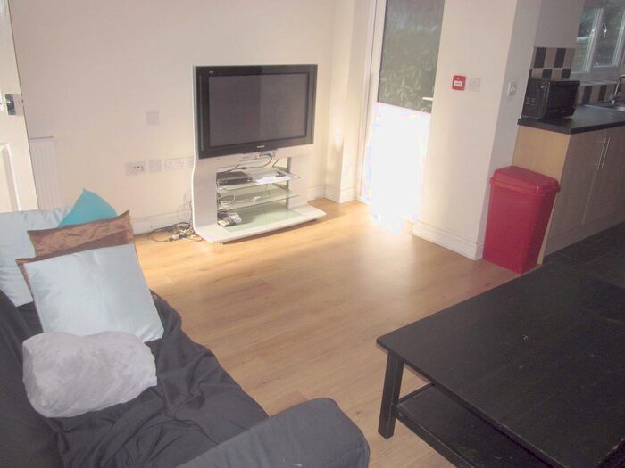 6 Bedroom Terraced House To Rent In Grange Avenue, Reading, RG6