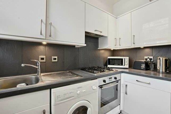 Flat To Rent In Ballards Lane, London, N3