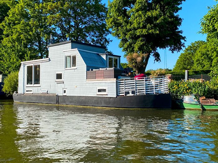 3 Bedroom Houseboat For Sale In Chertsey Road, Shepperton, TW17