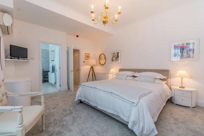 1 Bedroom Flat To Rent In Eastcastle Street, Fitzrovia, London, W1T