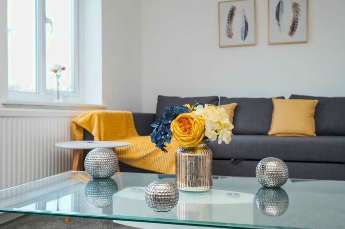 2 Bedroom Flat To Rent In High Street, Aveley, RM15