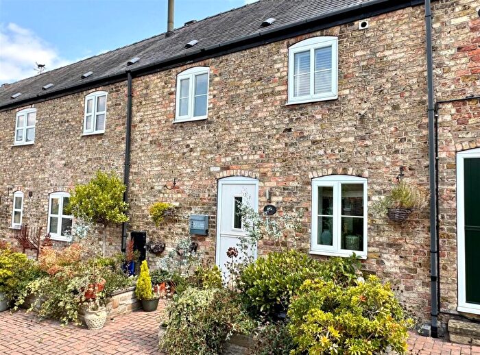 2 Bedroom Mews For Sale In Easenby Close, Swanland, HU14