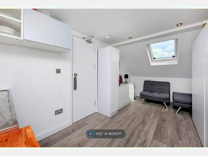 Studio To Rent In Kneller Road, Brockley, SE4