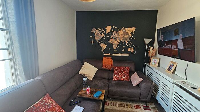 2 Bedroom Flat To Rent In Church Street, Paignton, TQ3