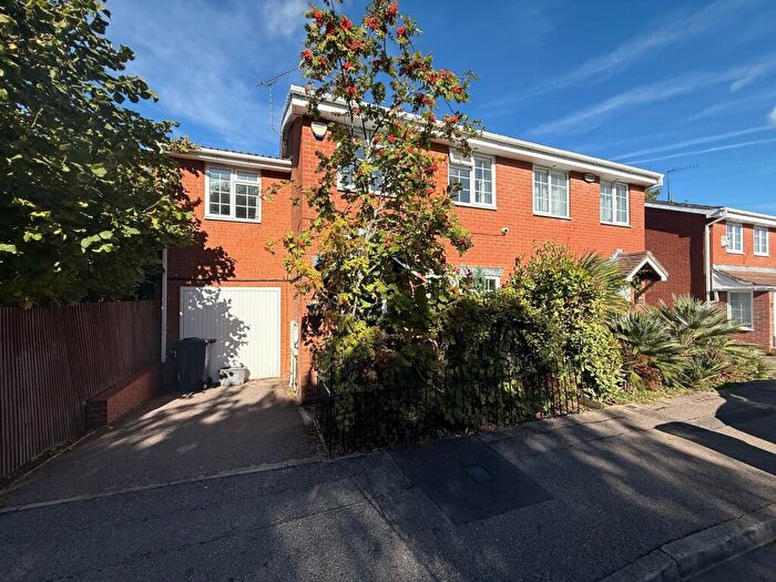 3 Bedroom Semi-Detached House For Sale In Rochford Drive, Luton, LU2