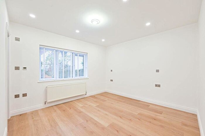 3 Bedroom Flat To Rent In Warwick Road, High Barnet, Barnet, EN5