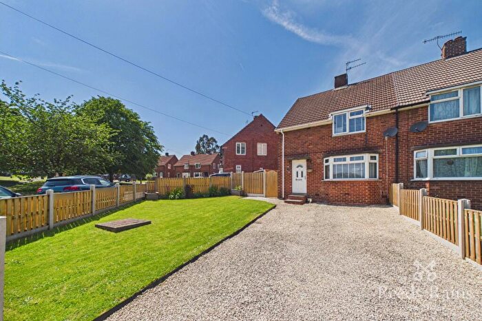 3 Bedroom Semi-Detached House For Sale In Ringwood Avenue, Chesterfield, Derbyshire, S41