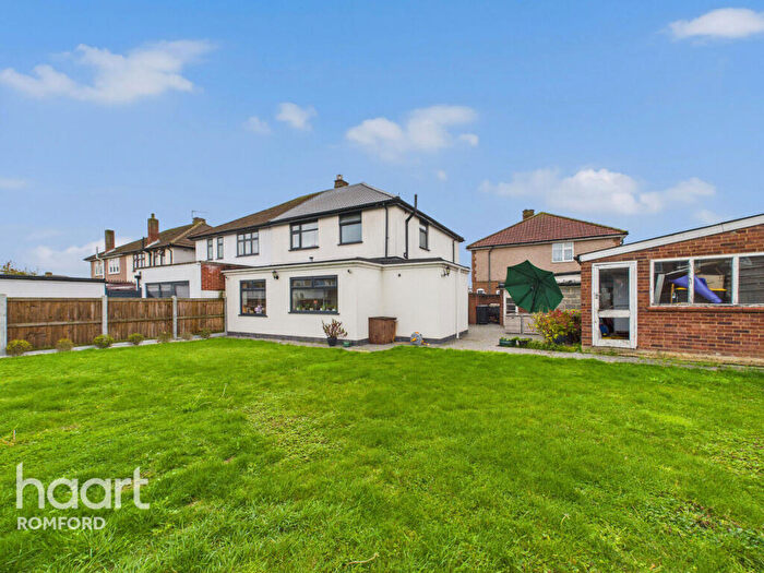 3 Bedroom Semi Detached House For Sale In Don Way, Romford, RM1
