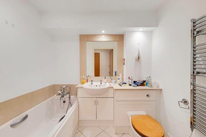 2 Bedroom Flat For Sale In Dartmouth House, KT2