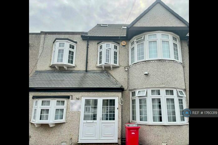 4 Bedroom Terraced House To Rent In Wensleydale Avenue, Ilford, IG5