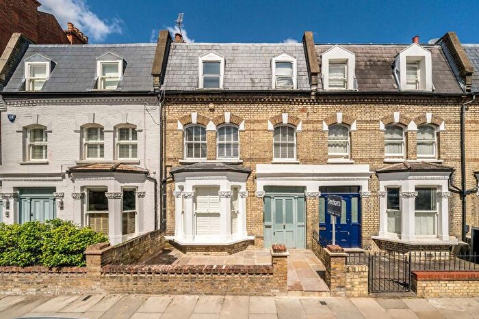 2 Bedroom Flat For Sale In Fulham Park Gardens, London, SW6