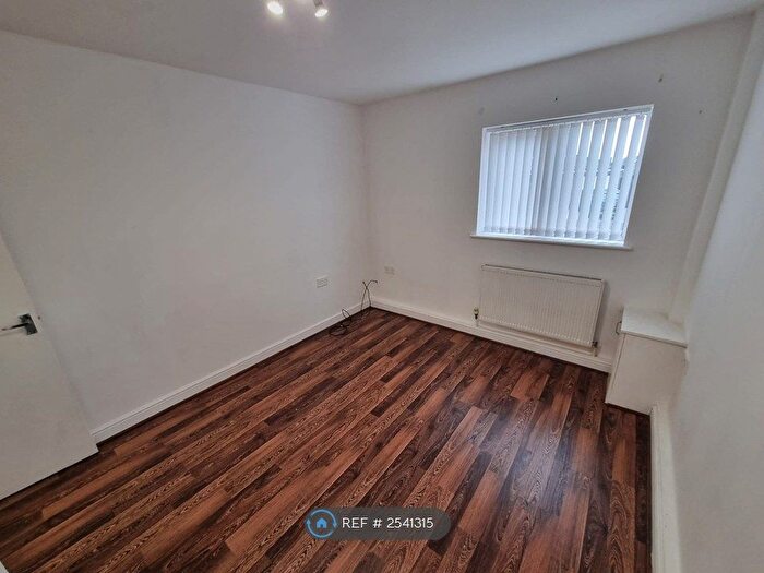 2 Bedroom Flat To Rent In Alban Court, Ashton-Under-Lyne, OL6