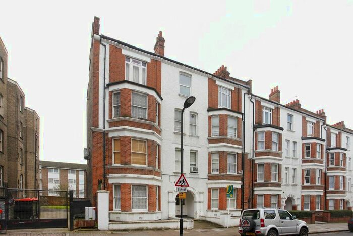3 Bedroom Flat To Rent In Holmleigh Road, Stamford Hill, London, N16